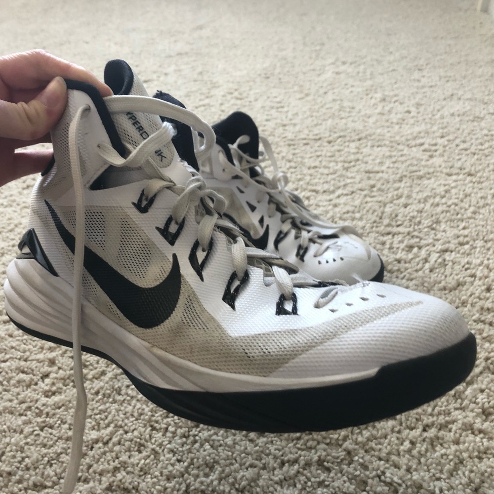 White Hyper dunk Nike basketball shoes